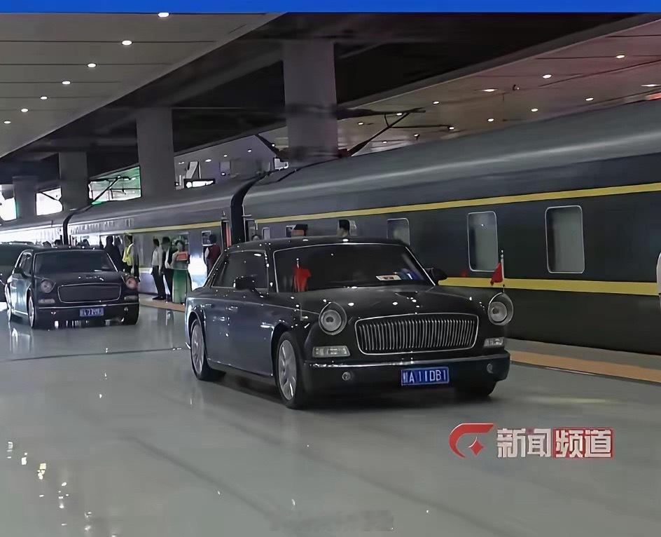 长见识了，第一次看到小汽车可以直接开进绿皮火车站台。刚刚刷到新闻苏林乘列车离开南