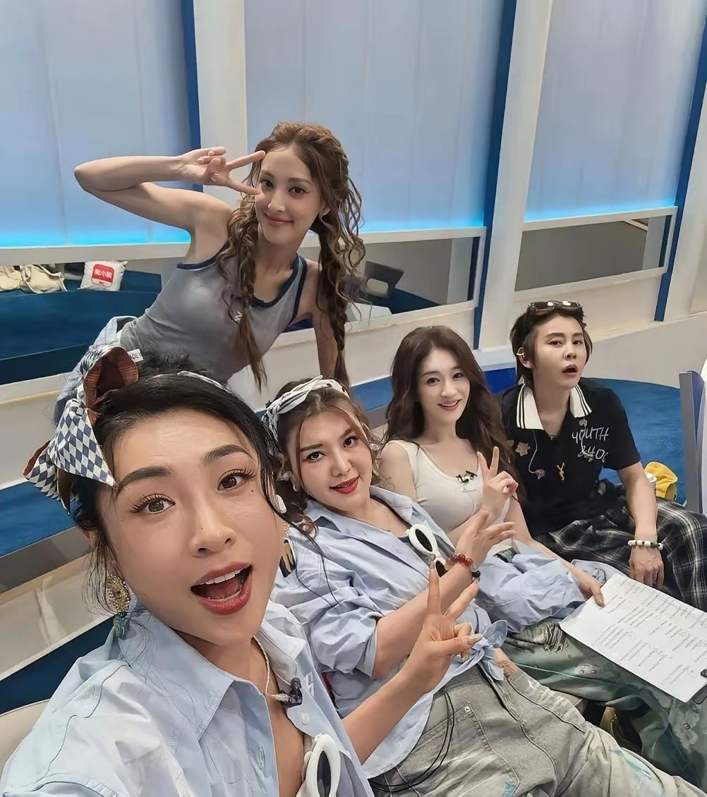 怪不得王濛总说李小冉大美女，说她是最好看的，单看其实我觉得也没那么突出，合照一来