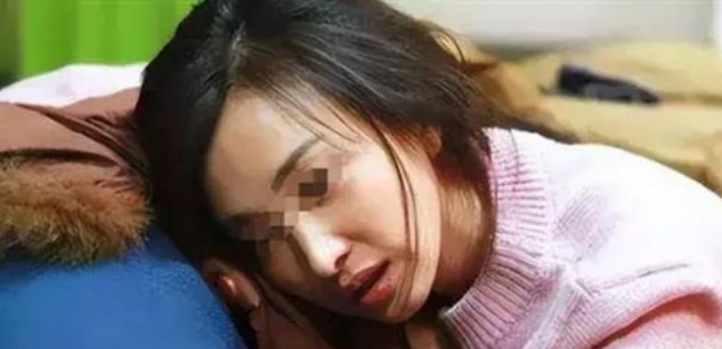 陕西一女子，瞒着丈夫和相好在出租屋见面，中途，丈夫突然冲进来将情夫暴打，又掌掴女