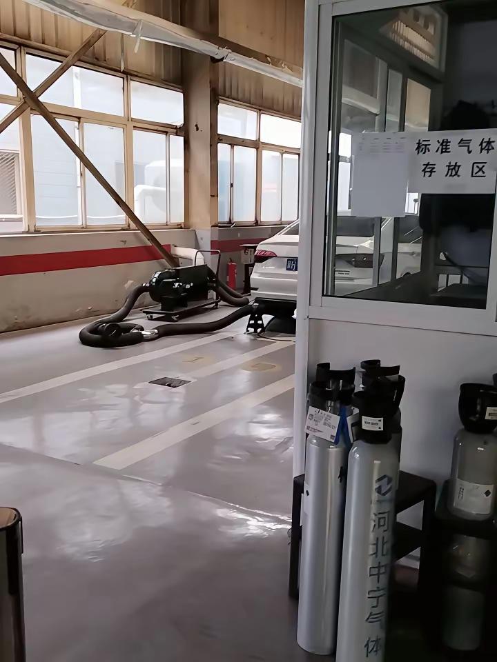 汽车年检行业要凉了？检测站员工集体跳广场舞，一天没几辆车来，这寒冬来得也太猛了！