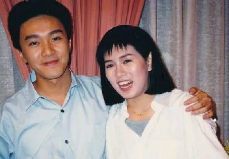 1990年夏季的一个晚上，28岁的周星驰找到刘镇伟：我想和罗慧娟结婚。刘镇伟问：