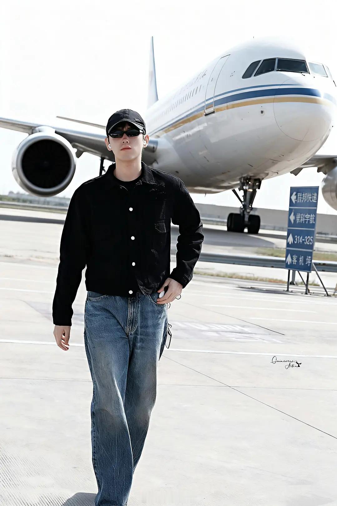 陈飞宇今日路透很吸睛诶，港风十足，很fashion。出发去金鸡奖啦。​​​