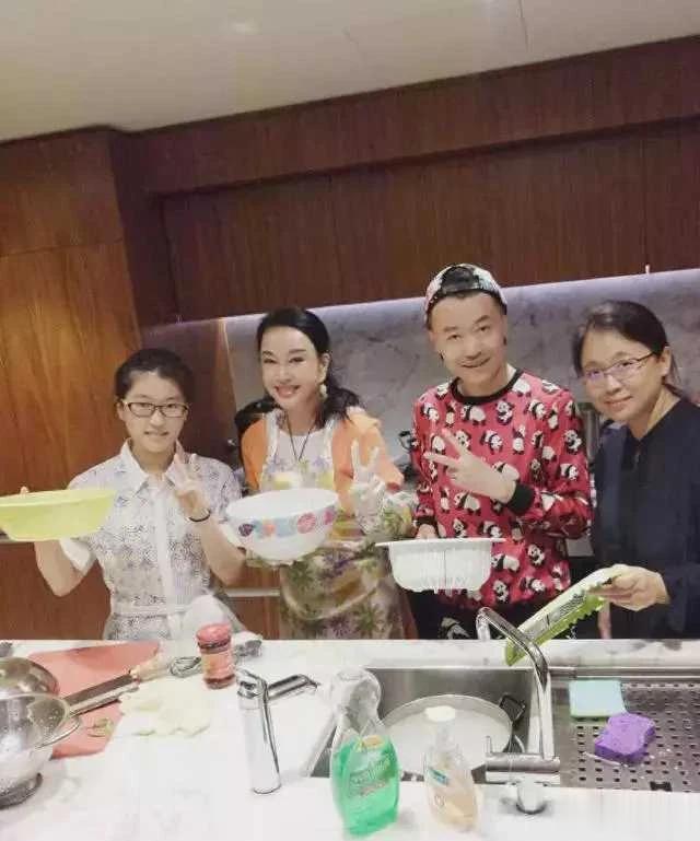 刘晓庆终于也不戴假发，素颜为老公下厨，终于不扮嫩，却比普通奶奶还要老！刘晓庆过