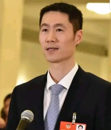 伦敦世乒赛国乒随队人员速览1.随队陪练(7人)薛飞，牛冠凯，徐瑛彬温瑞博