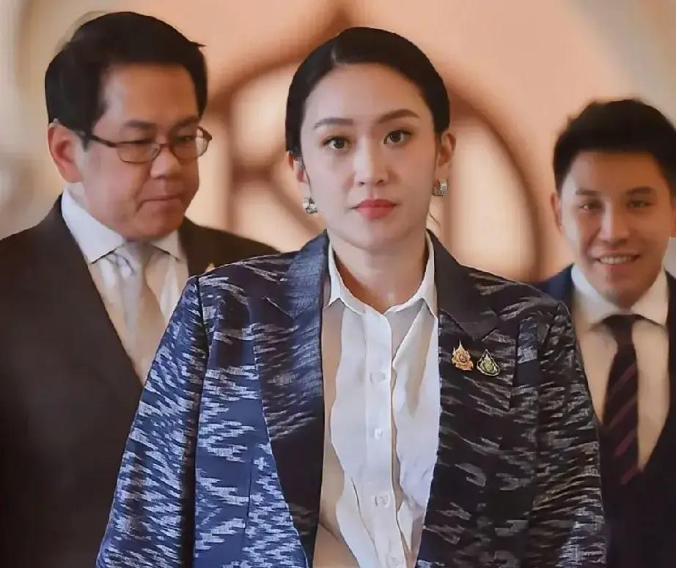 谁能想到，距离泰国大选投票日只剩两周时间，一份最新民调结果直接炸翻了泰国政坛的天