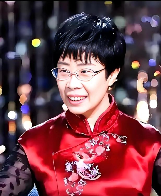 你敢信吗？前阵子还在诗词大会上温温柔柔讲唐诗宋词的蒙曼，就因为温和聊了几句清朝，