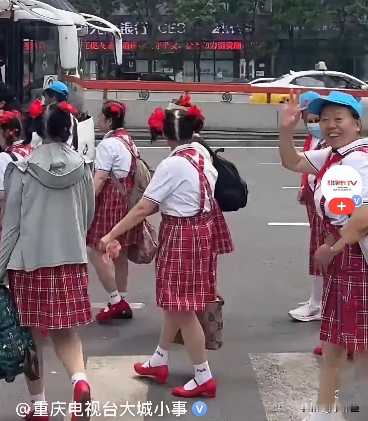 沈阳“儿女”多奇志，不爱武装爱红装!近日，有人在沈阳街头发现了一群身穿红色格