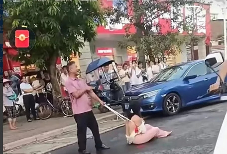 如果不是行为艺术，这个男人当街惩罚出轨女子的方式，是不是已经违法了呢？​网上流