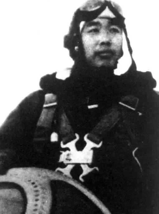 1951年，志愿军飞行员华龙毅被美军战机击落，身负重伤降落在一个山头，就在这时，