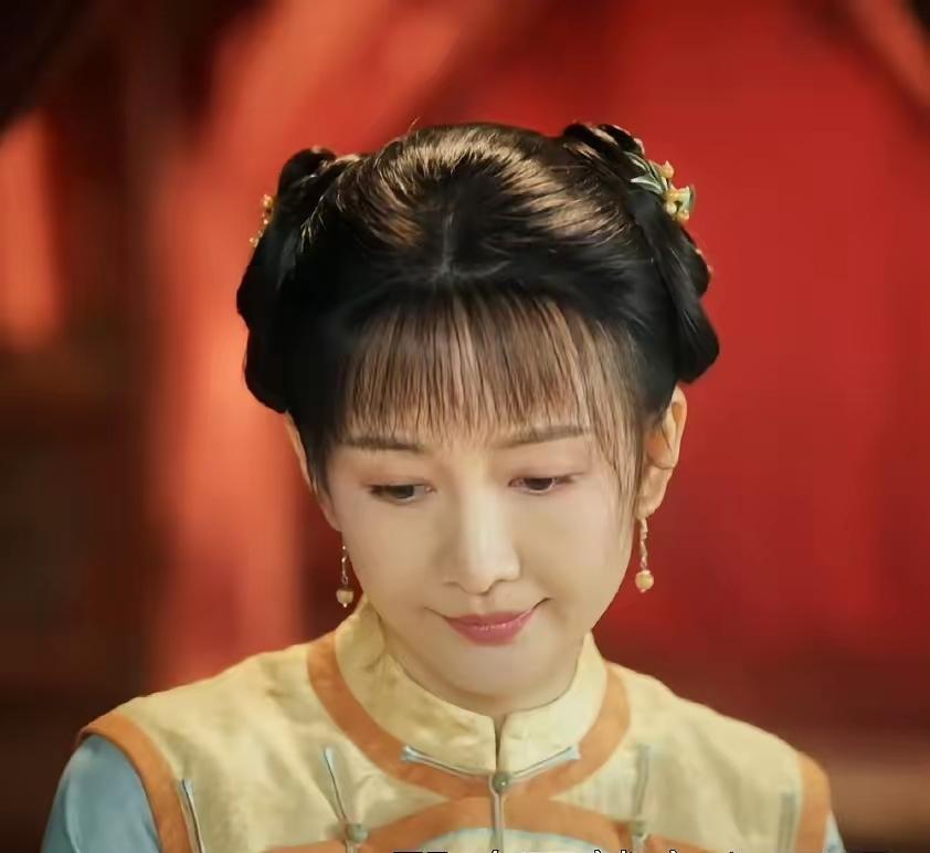 35岁之前咬着牙还能演出少女，过了35咬牙也不行她合适御姐饭年轻的时候也是。