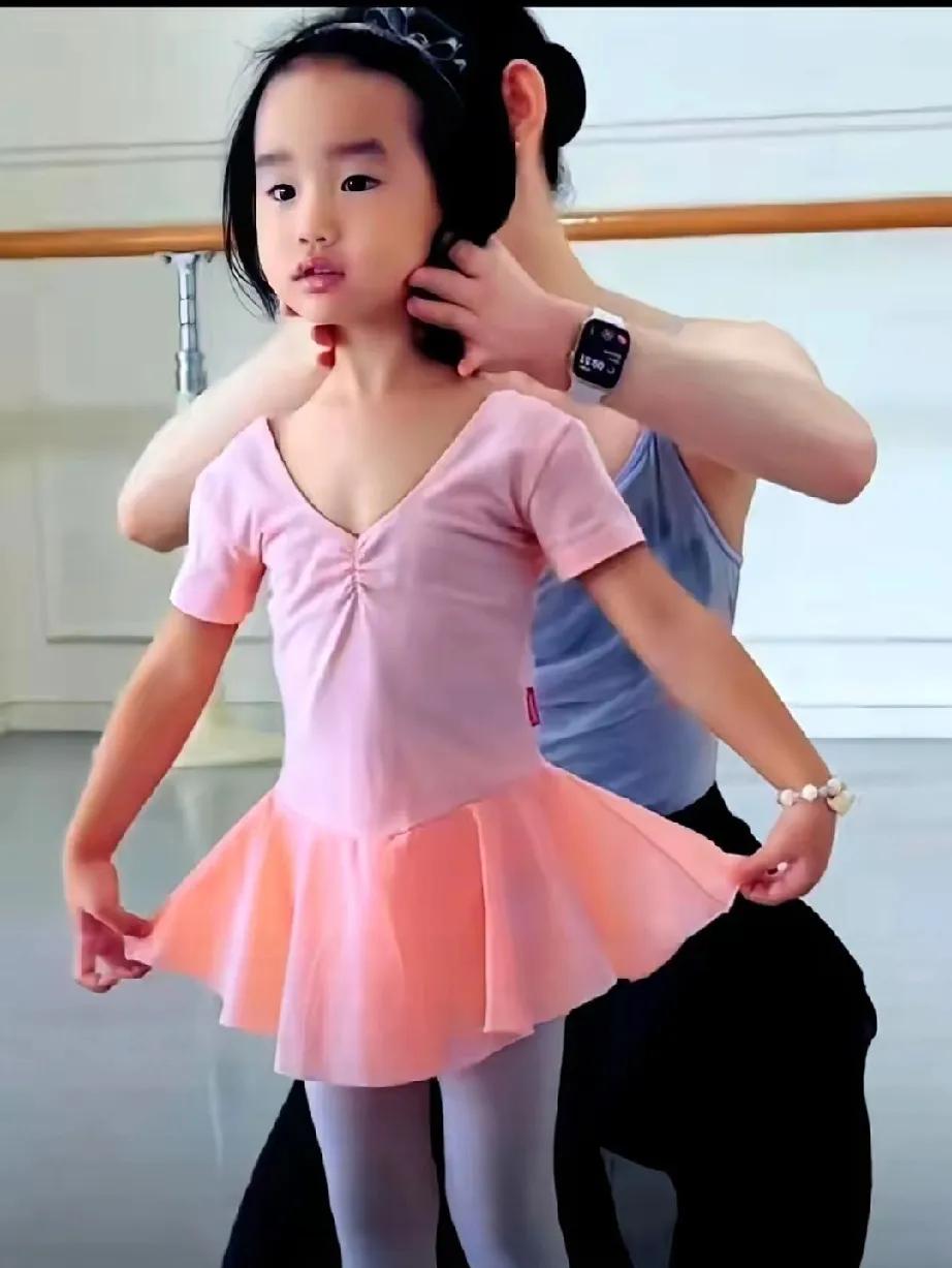 家人们，李亚鹏小女儿夏夏上芭蕾课，妈妈海哈金喜的举动太戳心了！别人觉得富养是报最
