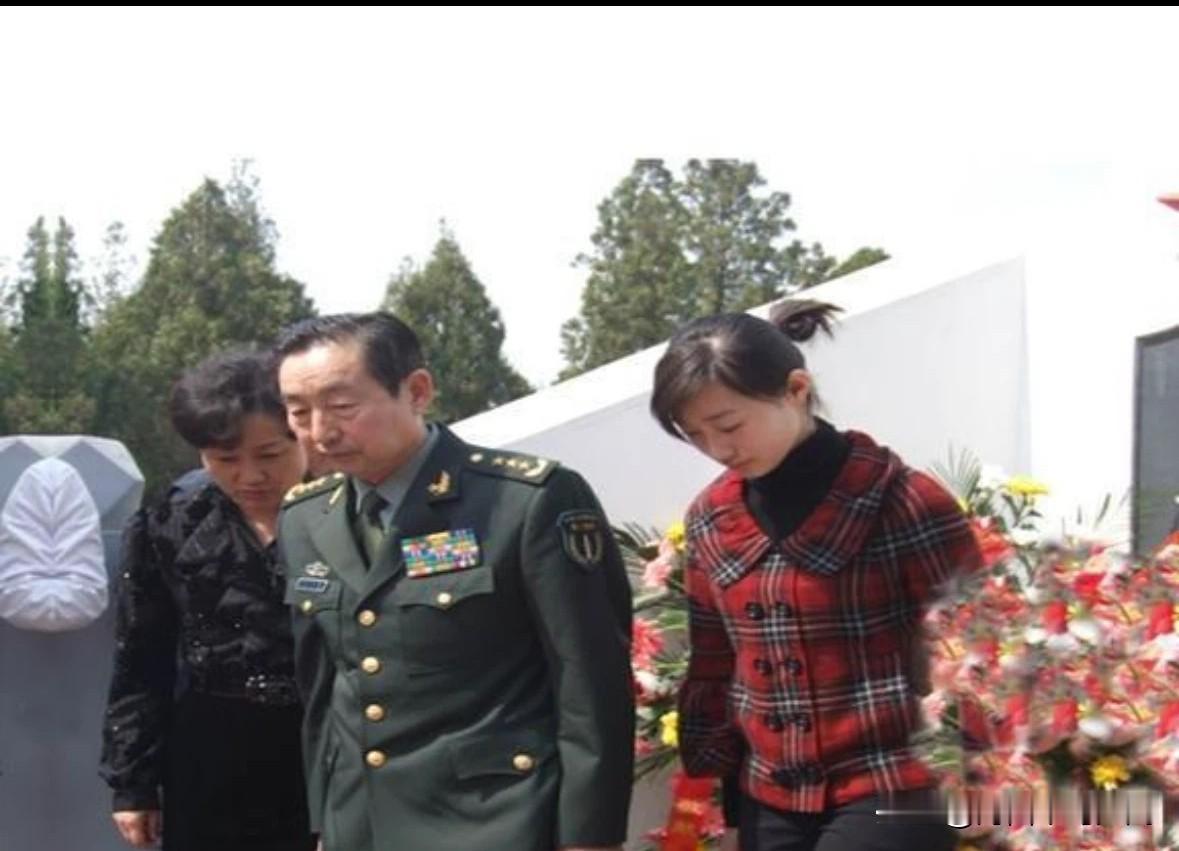 这是彭小枫携夫人李维莉及女儿彭芃祭奠父亲彭雪枫烈士。彭雪枫烈士被中央军委评为3