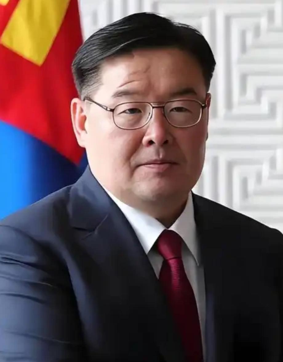 乌兰巴托的夜晚在3月27日这天格外热闹，国家大呼拉尔灯火通明。126