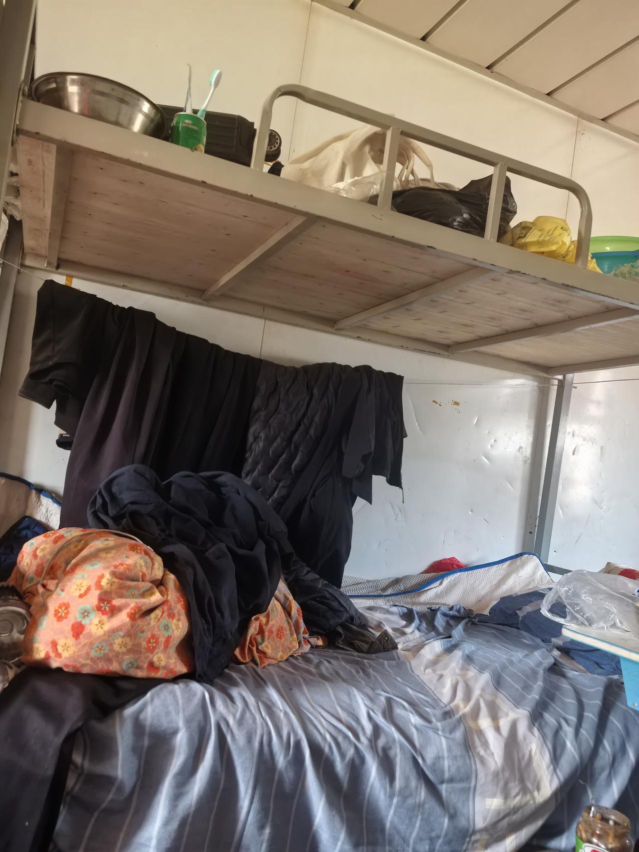 不知道打了多少个电话，求了多少人，终于在安徽济宁找到了一个活，这是一个热电厂水塔