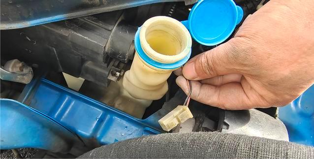 维修店“以次充好”：花原厂件的钱，装的是副厂劣质件去年冬天，我的车玻璃水喷不出