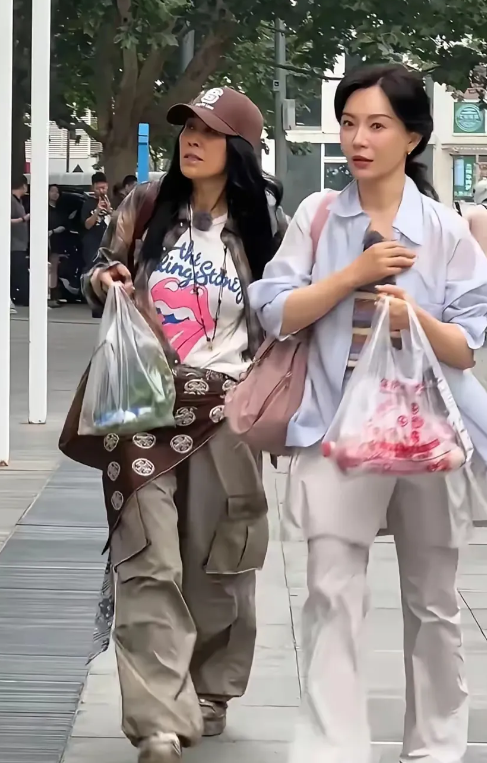 那英和陈数一起逛街，肤色对比太明显了！