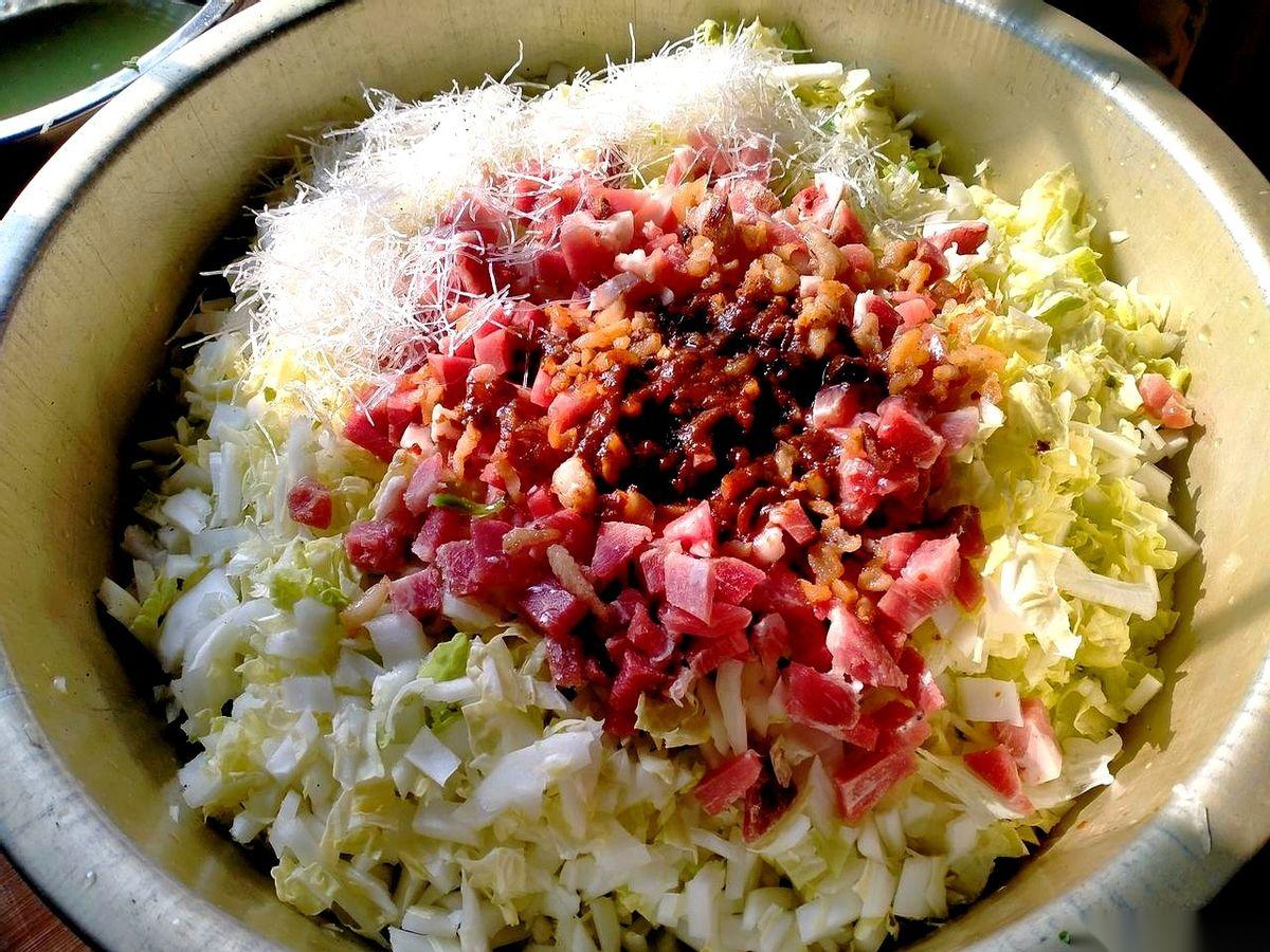 包子刚出锅，滚烫。我拿筷子扒拉了半天，挑出12个褶子最漂亮的，塞给我家老头：“