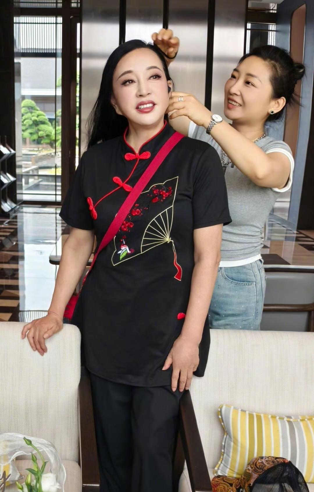 刘晓庆在5月7日17:47的时候发文祝化妆师王娜生日快乐……发现没？刘晓庆