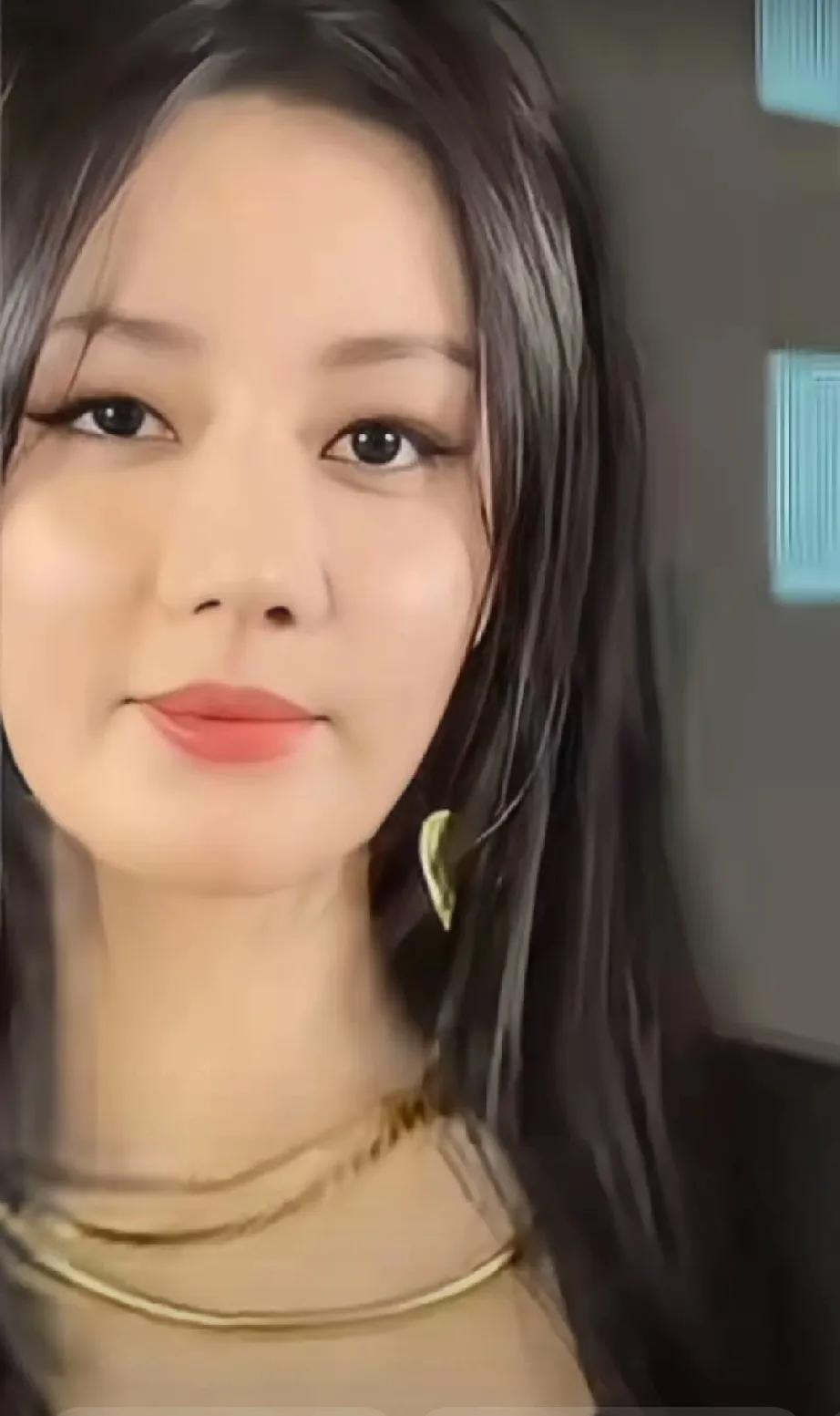 家人们谁懂啊！热巴出席活动，这脸直接让我惊掉下巴！远远瞧去，第一眼都没敢认，这还