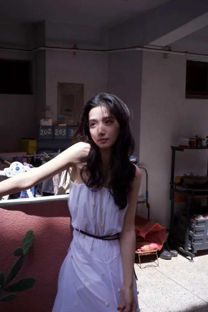 卢昱晓古装路透《何不同舟渡》引关注演员卢昱晓近一年持续瘦身引发热议，近期因古装路