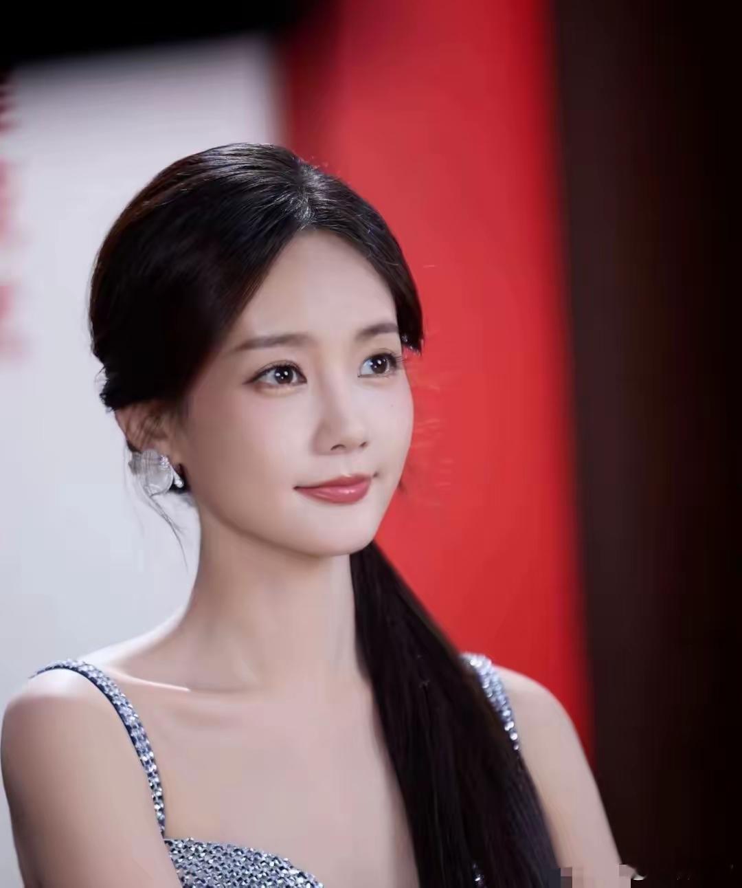 为什么李一桐能做到拍一部扑一部？​原因很简单，不是因为她没有白鹿和李一桐漂亮，也