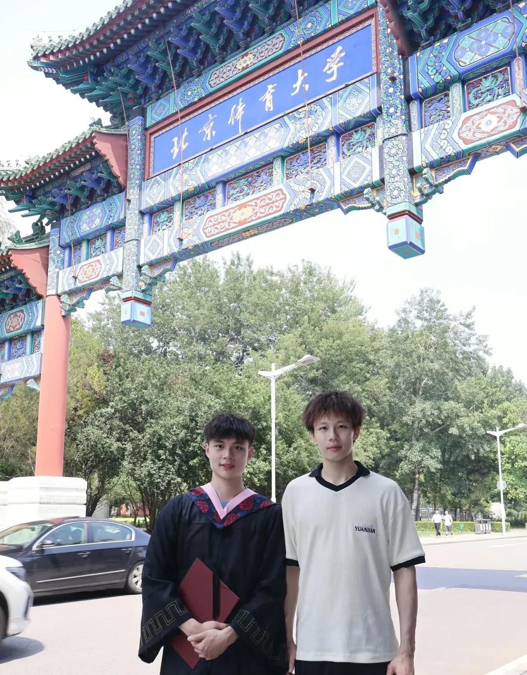 国乒林高远弟弟毕业，合照流出，引发围观。最近，国家乒乓球队队员们依旧刻苦