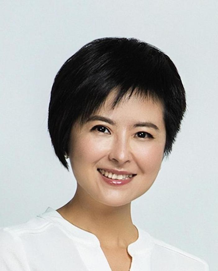张泉灵曾经身为央视王牌主持人，她颜值出众、业务能力顶尖，年纪轻轻就在台里站稳脚跟