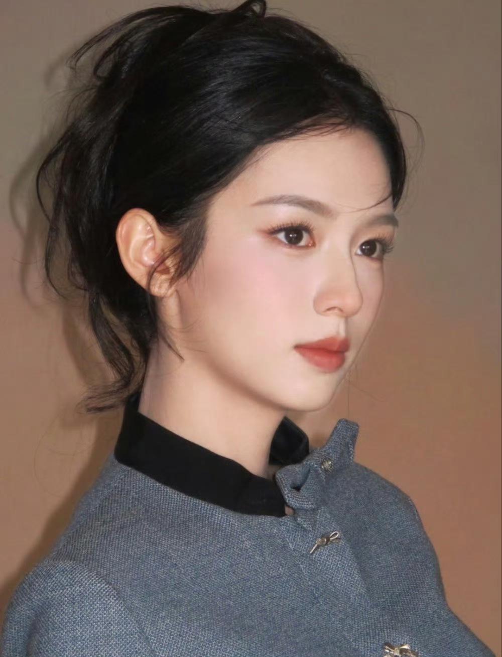 周也郭宇欣撞衫同款服饰，两种风格各有韵味周也和郭宇欣竟撞衫了！同款衣服穿在