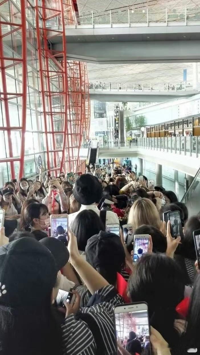 2018年，肖战还是“糊糊”就已经很火了诶[哭哭]那时候是真真实实的人啊，活