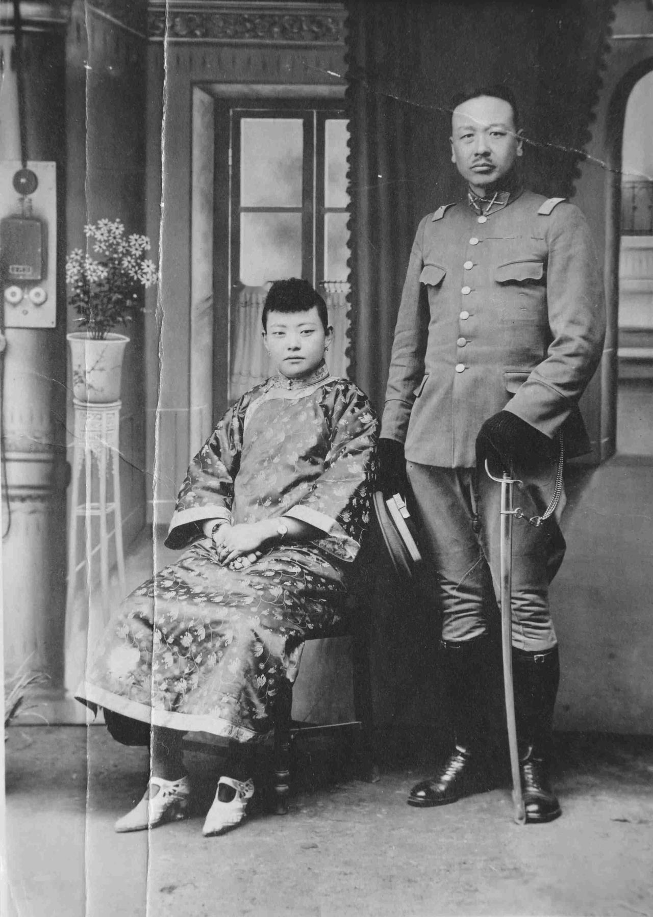 老照片里穿少将服的男子，真就是马福祥？军衔对不上，身份也存疑网上流传一张19