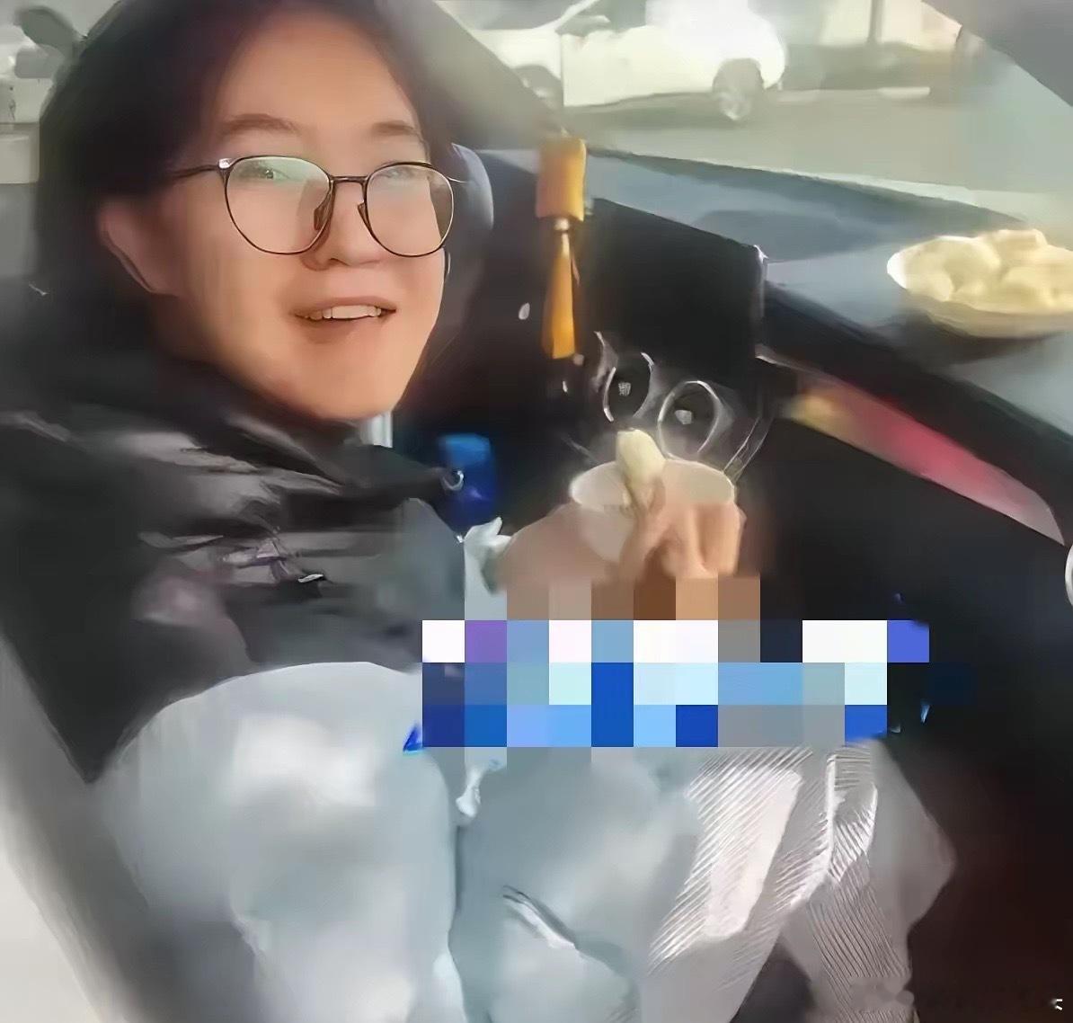 父爱如山，近日，山东省潍坊市一位女孩，在外地读书。感冒发烧后，不想吃东西，就打电