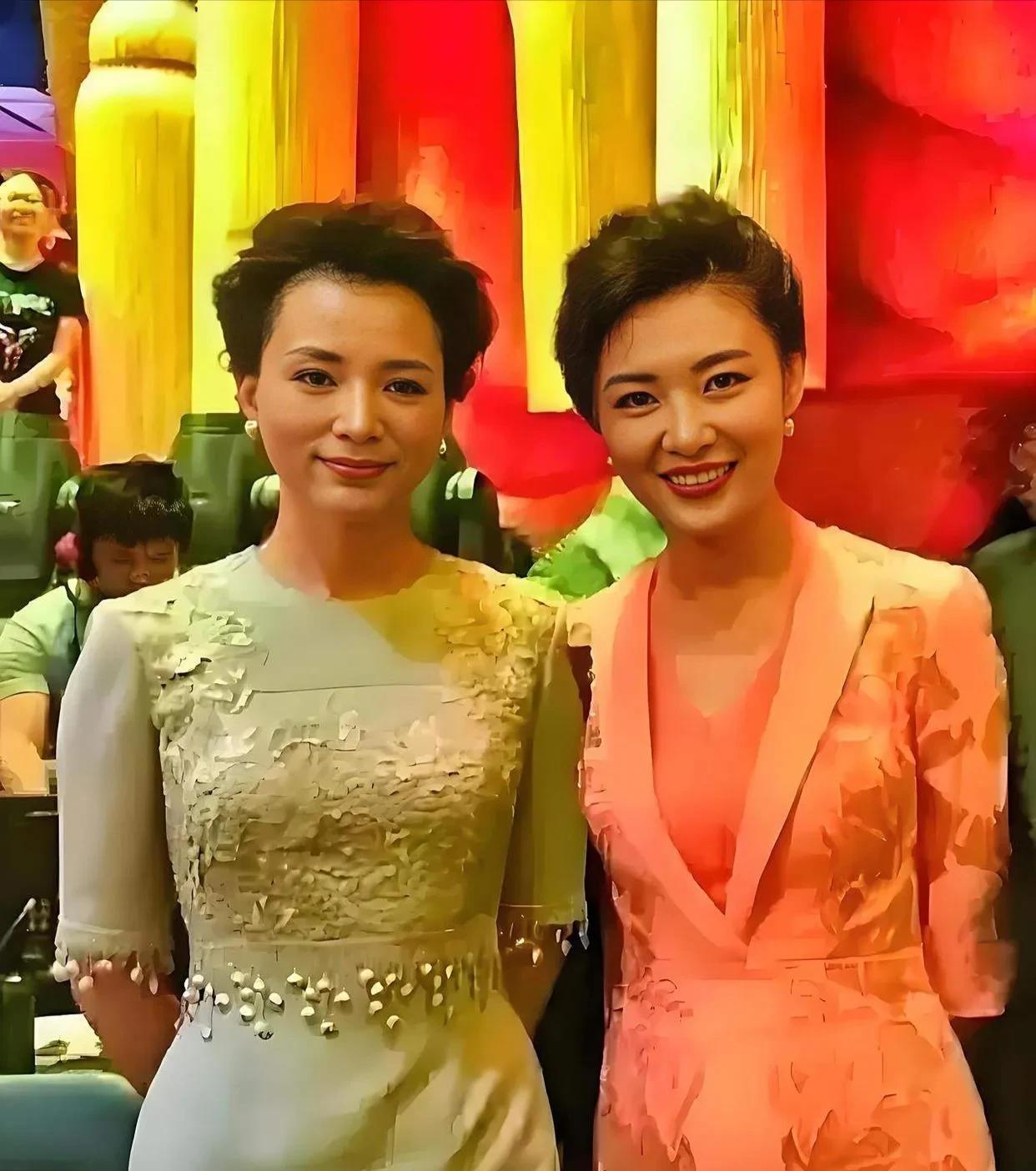 这两美女你们认识吗？左边是73年的上海姑娘董卿，上戏到华师大硕士。主持《中国诗词