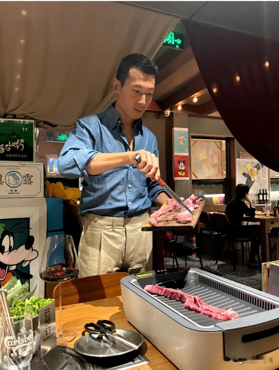 朱珠的眼光很好啊，这姐弟恋老公，没得挑！朱珠和老公一家子现身北京一家餐厅，朱珠
