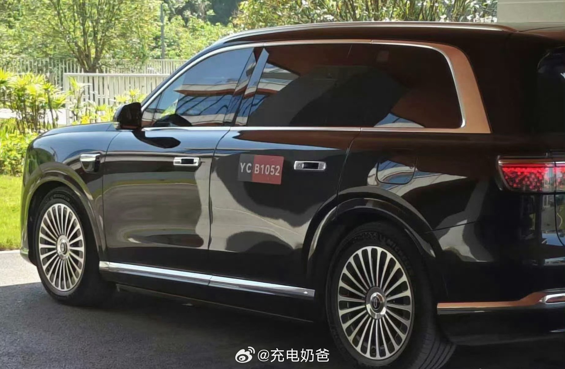 这是传说中的问界M9L吗？看起来车屁股向后延伸了一些问界