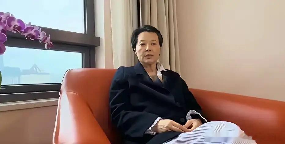 袁立近照。唉，老病相逼，是大部分人的宿命吧。祝袁立早日康复，重拾往日神采。