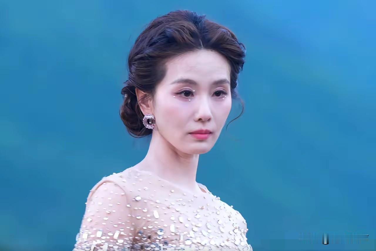 39岁刘诗诗蒙面走红毯，掀开面纱有岁月痕迹了。5月29日，众星亮相九寨沟山谷