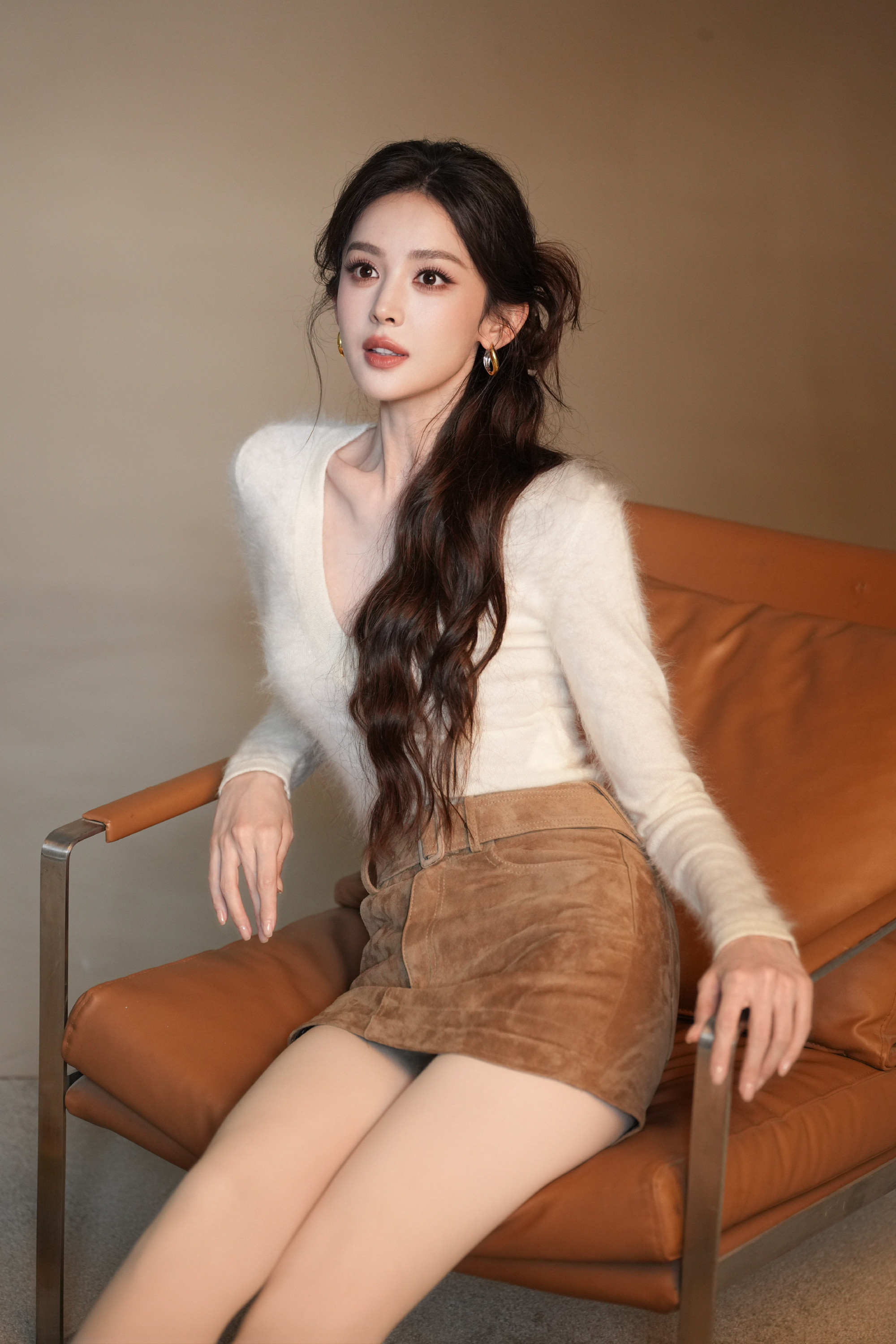 娜扎晒出一组写真拍摄花絮，颜值、身材、气质太绝。精致脸蛋温柔优雅，溢出屏幕的大长腿。几套造型风格切换