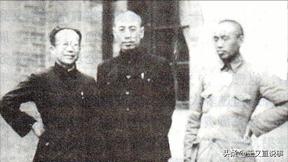 1976年，工作人员在整理周总理的遗物时，发现了一张泛黄的老照片，这张照片显然是