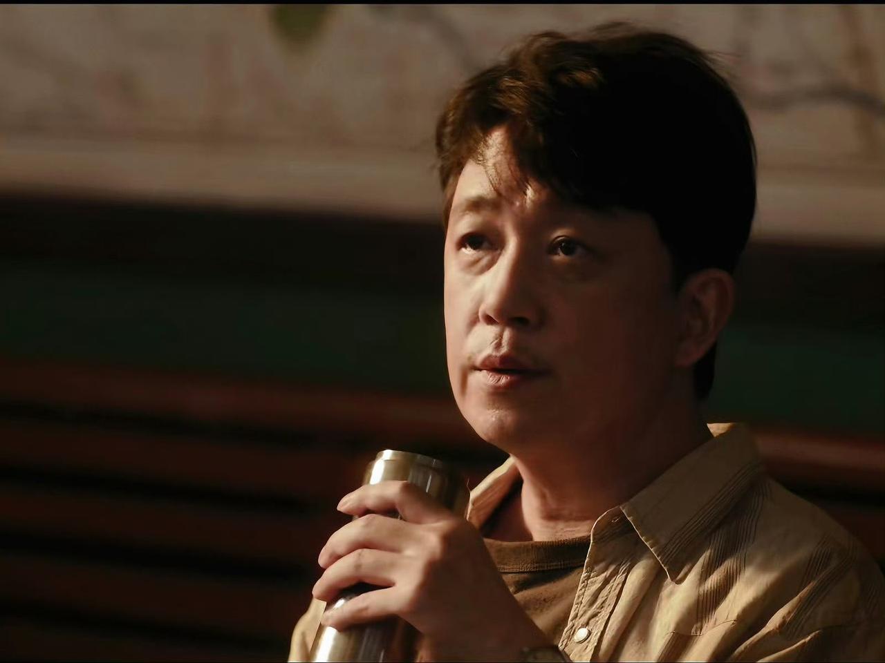 中年男演员的演戏机会不多，陷入中年危机了。潘粤明在节目中坦言，自己已经赚不到钱了