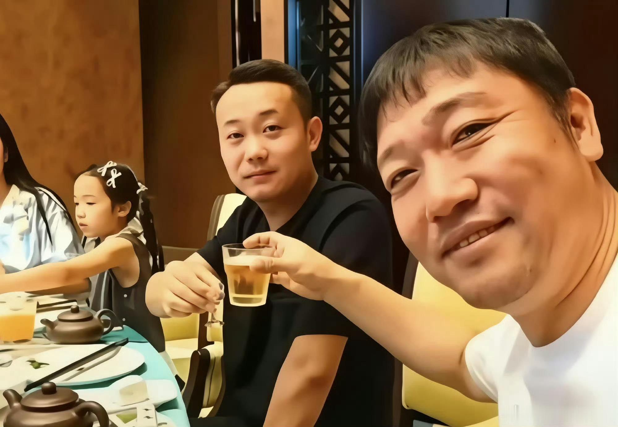 贾冰私人饭局被偷拍饭局属于私下私密场景，被偷拍曝光本身缺少分寸。首先包间属于私人