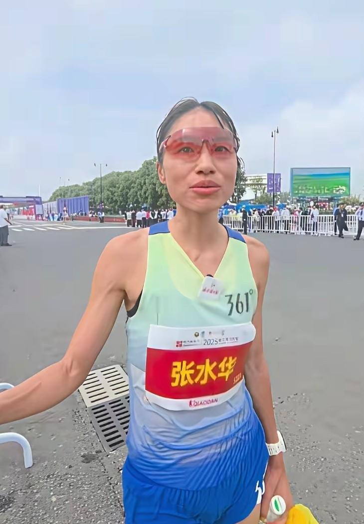2小时35分跑完全马夺冠，福建护士张水华的毅力令人敬佩但她赛后对着镜头哭诉