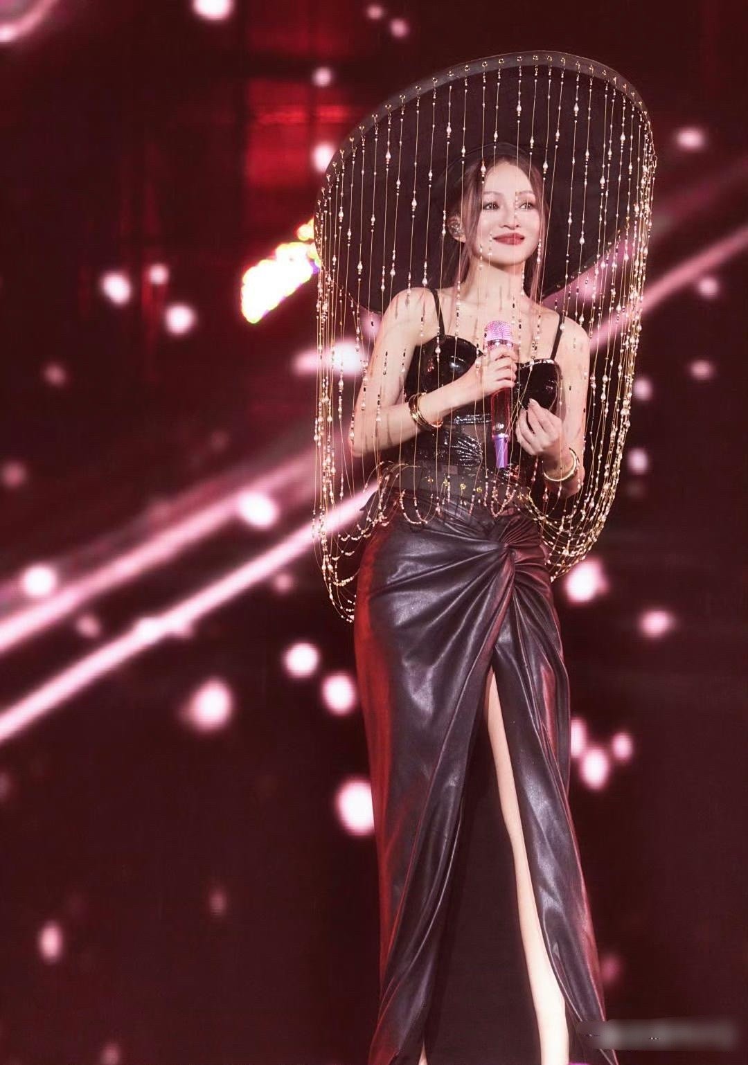 张韶涵的设计师真是聪明绝顶，考虑到演唱会会遇到下雨天，特意给张韶涵设计了几套戴帽