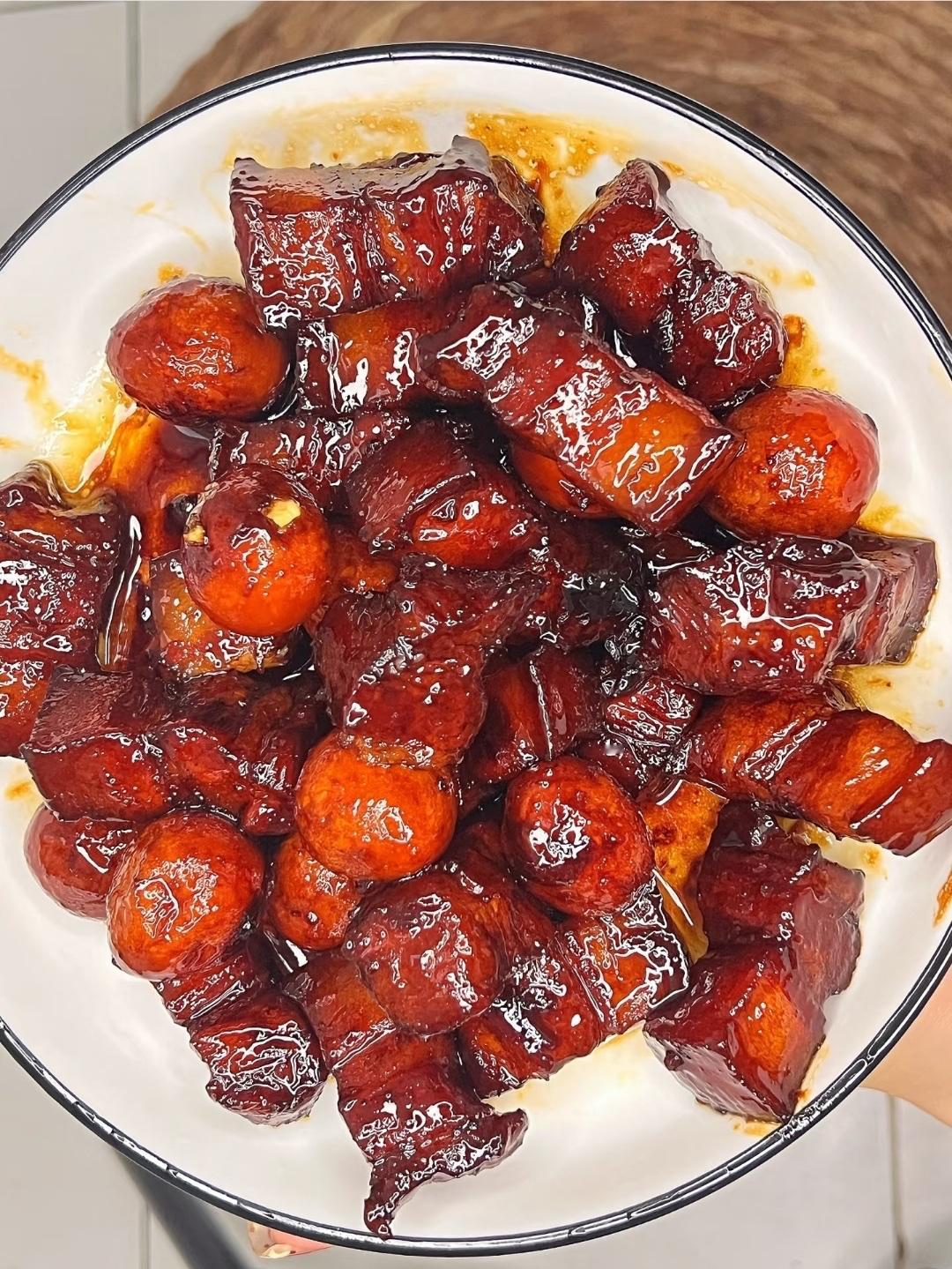 我在家做红烧肉时习惯性用冰糖。冰糖炒糖色，肉是选精五花；冰糖的甜度比白糖低，