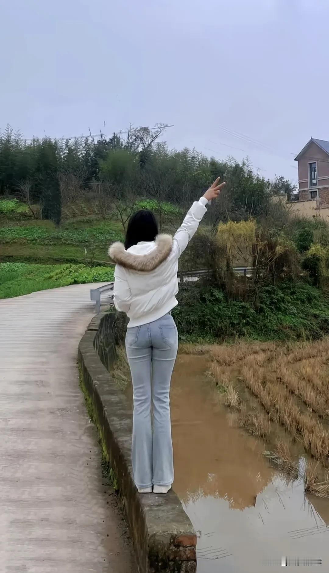 山外青山楼外楼，人在画中游。