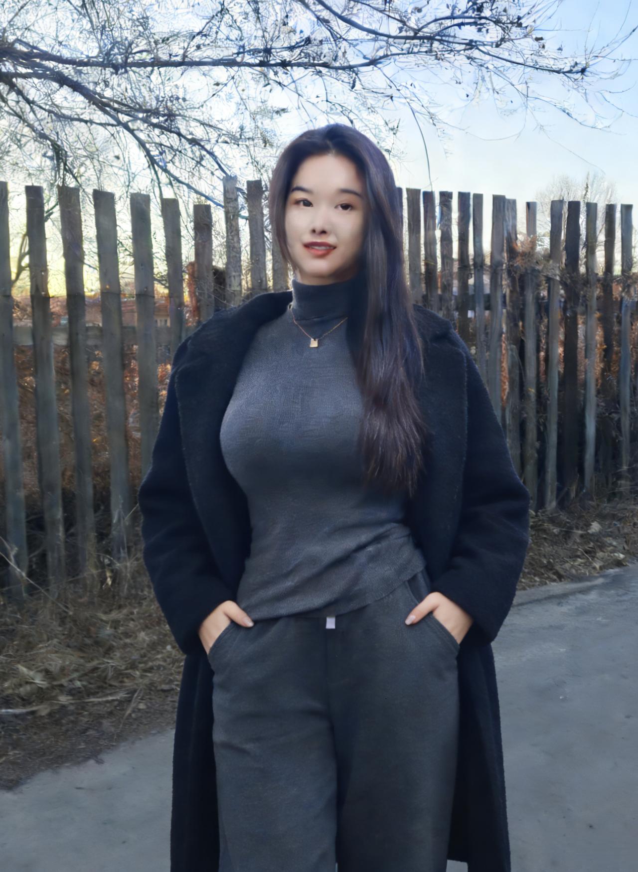 黑衣凝暮霭，灰裙映寒林。旷野风初定，佳人立素心。