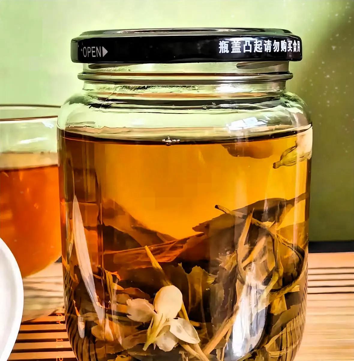 公司有个男同事天天用罐头瓶泡茶，大家私下里议论，说他买不起茶杯。结果有一天