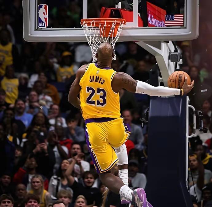 场均27.7分7.7篮板7.8助攻，在NBA历史上的任何时候这都应该是一个超级巨