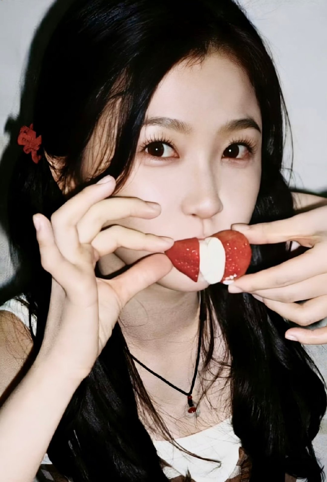 不知道虞书欣小卡很曼妙不知道，虞书欣每张小卡都很曼妙🤲这张吃草莓的完全是