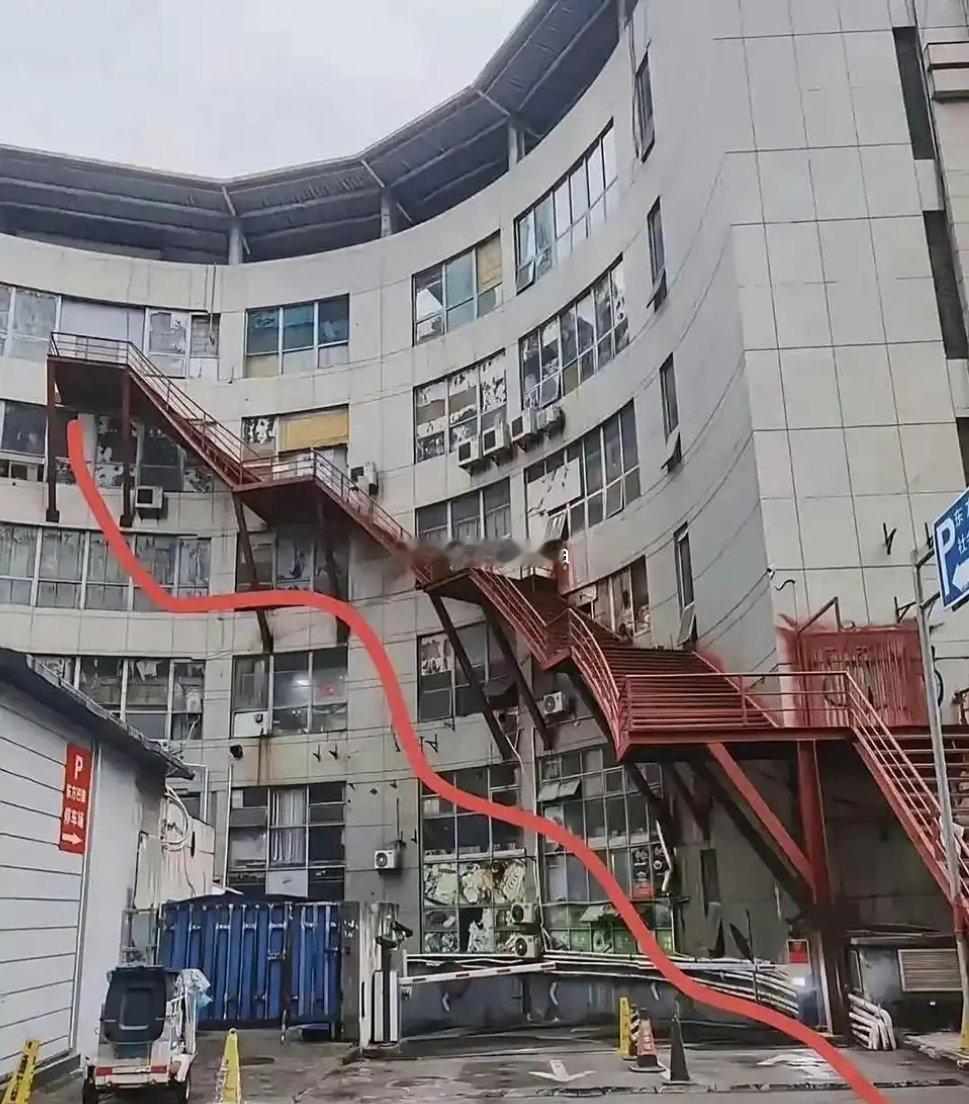 惊呆了，他是怎么说服其他家这样装楼梯的