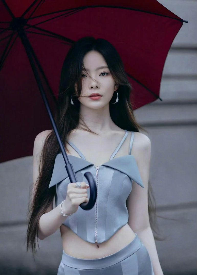 陈卓璇跳舞把我敲晕了正片是冷酷复仇女杀手，花絮是手忙脚乱小迷糊。墨镜一戴一摘，